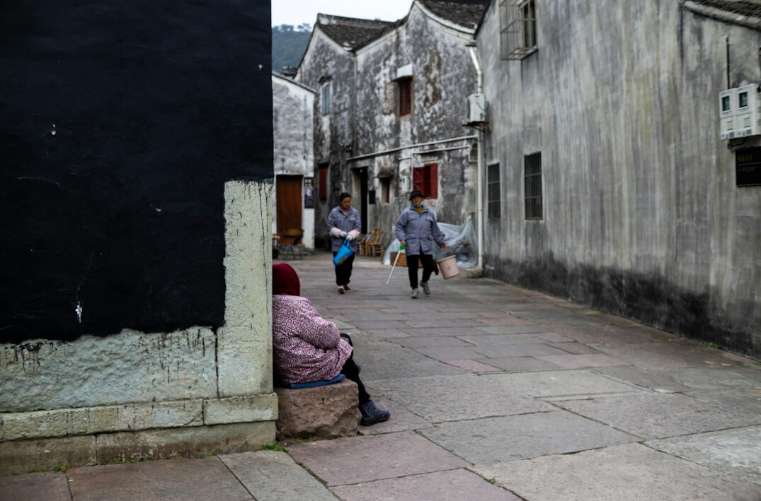 wealthy and poor people side by side