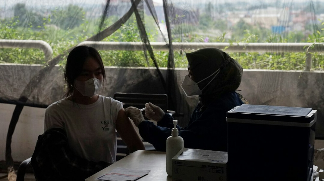 Interviewer conducting a survey conversation with a participant
